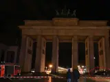 Un conductor murió y otras tres personas salieron ilesas, la madrugada de este lunes, tras chocar su coche contra la Puerta de Brandenburgo de Berlín (Alemania).