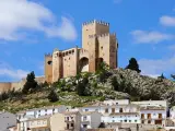 El Castillo de V&eacute;lez Blanco es un ejemplo emblem&aacute;tico de la arquitectura del Renacimiento Espa&ntilde;ol. Entremezcla su arquitectura militar con la palaciega, dando un aspecto caracter&iacute;stico a la localidad de V&eacute;lez. Su origen se remonta a la &eacute;poca medieval, pero la obra se&ntilde;orial iniciada en 1506 ocasion&oacute; la pr&aacute;ctica destrucci&oacute;n de la fortaleza anterior.