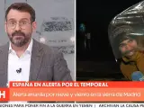 El reportero, con el paraguas en la cara por las fuertes rachas de viento en el Puerto de Navacerrada (Madrid).