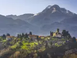 Barga est&aacute; inmerso en un paisaje de belleza verde y r&uacute;stica. Aqu&iacute; destaca la Porta Reale, el conservatorio de Santa Elisabetta, la Catedral de San Cristoforo, el Palacio Pretorio y el Castillo de Barga.