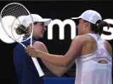 Cristina Bucsa e Iga Swiatek se saludan tras el final del partido en el Open de Australia.