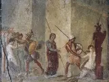 Ajax arrastra a Casandra, agarrada al Paladio, ante los ojos de su padre Príamo. Mural romano en Pompeya.