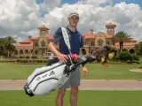 Gareth Bale sujeta su bolsa de palos de golf, en una imagen de archivo.