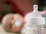 Bebé mirando un biberón