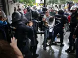 Cargas policiales de policías nacionales durante el referéndum del 1-O