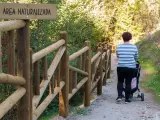 Mujer con un carrito de beb&eacute; en la Senda M&aacute;gica.