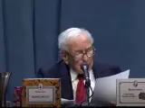 Warren Buffett lee su discurso en la conferencia de Omaha en 2022.