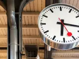 Reloj en una estaci&oacute;n de tren de Suiza.