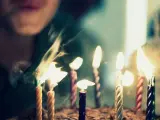 Persona soplando las velas