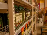 Sección del aceite de oliva en un supermercado de Madrid