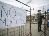 Vista general de una pancarta en la que se lee "No más muertes" colocada en la valla que rodea el centro de detención Guayas N1, donde estallaron enfrentamientos entre bandas rivales.