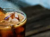 Tomar refrescos azucarados habitualmente aumenta el riesgo de sufrir diabetes y enfermedades cardíacas. Además, está asociado al sobrepeso y la obesidad. Y es que una lata de 33 centilitros contiene el equivalente a siete cucharadas de azúcar.