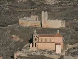 El de Bijuesca fue uno de los primeros castillos conquistados por Pedro I el Cruel en 1358. La fortificación se compone de tres recintos escalonados, una esbelta torre rectangular y restos de una iglesia.
