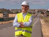 Felipe Romero, coordinador del proyecto, en el tramo de carretera que comunica la A-11 con Toro.