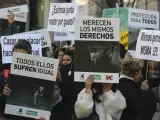 En Madrid, unas mil personas se concentraron en la plaza de Callao, desde donde partió una manifestación que congregó a cerca de 2.000 personas -según la Delegación del Gobierno-, entre asociaciones animalistas y partidos políticos como Pacma o Más País, que se han sumado para reivindicar que la futura primera ley española de protección de los derechos de los animales proteja a todos los perros por igual, sin excluir a los de caza, que por el momento están fuera del texto.