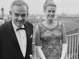 Rainier III, pr&iacute;ncipe de M&oacute;naco (1923-2005) y la princesa Grace de M&oacute;naco, con vestido de Givenchy, en Irlanda