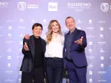 Gianni Morandi, Francesca Fagnani y Amadeus en el photocall de Sanremo.