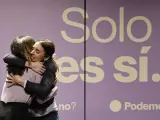 Irene Montero se abraza con Ione Belarra