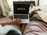 Usuarios ven Netflix desde su ordenador port&aacute;til.