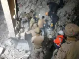 Los infantes españoles de la Marina participan en el rescate de un niño de siete años vivo entre los escombros de uno de los edificios en Turquía