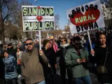 Miles de personas marchan contra el desmantelamiento de la Sanidad Pública.