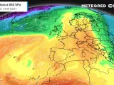 El tiempo anticiclónico de este fin de semana tiene los días contados. A partir de este lunes, una profunda vaguada polar se descolgará al oeste de la Península, lo que provocará cambios significativos en la situación meteorológica a partir del martes, especialmente en el entorno del Estrecho y en la vertiente mediterránea.