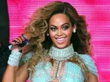 ¿Cómo sería fusionar la música de Beyoncé y Rosalía? Hasta que pueda producirse esa colaboración musical, la IA ha jugado con las imágenes de las dos estrellas fusionándolas sobre un escenario.