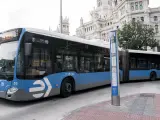 Un autobús de la EMT pasando por Cibeles.