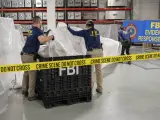 Agentes del FBI manipulan el material recuperado tras el derribo de un globo chino.