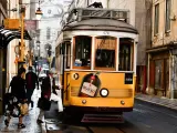 Unas personas toman el tranvía en el distrito de Baixa, en Lisboa. JORGE CASTELLANOS / ZUMA PRESS / CONTACTOPHOTO (Foto de ARCHIVO) 17/5/2021 ONLY FOR USE IN SPAIN