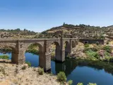 El puente de Alcántara es un histórico puente de arco de piedra romano que cruza el río Tajo, cerca del pueblo de Alcántara en Extremadura, a unos cinco kilómetros antes de la frontera con Portugal. El puente fue entre 104 y 106 dC.