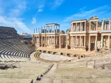 El Teatro Romano fue construido por orden de Marco Agripa entre el 16 y el 15 A.C. y ten&iacute;a una capacidad para unas 6000 personas.