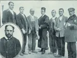 Los cinco jornaleros condenados por el crimen de Malladas, junto a un letrado y un carcelero.
