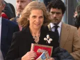 La infanta Elena sostiene una caja de bombones del programa 'Socialité'.