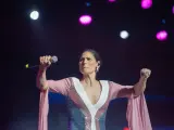 La cantante Rosa López actúa en el marco del Benidorm Fest con un vestido con los colores del colectivo trans.
