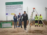 El presidente de la Junta de Andalucía, Juanma Moreno, en la colocación de la primera piedra de las obras de la línea 3 del metro de Sevilla.