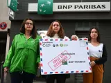 Tres activistas de Oxfam Francia, Les Amis de la Terre y Notre Affaire a Tous participan en una acción frente al BNP Paribas, en París, el 26 de octubre de 2022.