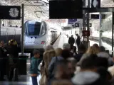 Miles de personas se dirigen a coger el AVE en la Estación María Zambrano de Málaga