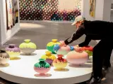 Una persona coloca un jarrón dentro de una galería un día antes de la inauguración de ARCO 2023, en Feria de Madrid IFEMA.