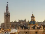 Giralda es el nombre que recibe la torre campanario de la catedral de Santa Mar&iacute;a de la Sede, que se ha convertido en uno de los s&iacute;mbolos de la ciudad de Sevilla. Su construcci&oacute;n se realiz&oacute; en dos fases, pues la parte inferior de la torre corresponde al alminar de la antigua mezquita de la ciudad, de finales del siglo XII, mientras que la parte superior es una construcci&oacute;n sobrepuesta en el siglo XVI.