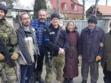 David L&oacute;pez, segundo por la izquierda, junto a un militar ucraniano y la familia que lo acogi&oacute; durante la ocupaci&oacute;n rusa.