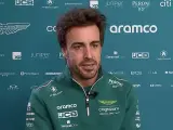 Alonso atiende a los medios en el circuito de Sakhir.