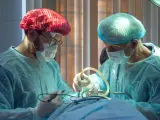 Dos cirujanos durante una intervenci&oacute;n.