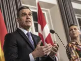 El presidente, Pedro Sánchez, acompañado de la primera ministra de Dinamarca, Mette Frederiksen, este jueves