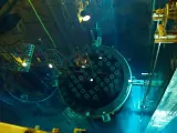 Trabajo de recarga de combustible en un reactor nuclear.