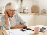 Mujer pensionista revisa las cuentas