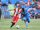 Aday Benitez y Amath pugnan por un balón durante un partido.