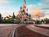El castillo de la Bella Durmiente recibe a los visitantes en Disneyland.