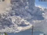 Erupción del volcán Marupi en Indonesia.