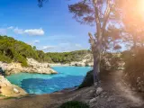 Las calas de Mitjana y Mitjaneta (Menorca), entre los para&iacute;sos naturales m&aacute;s m&aacute;gicos de Baleares.